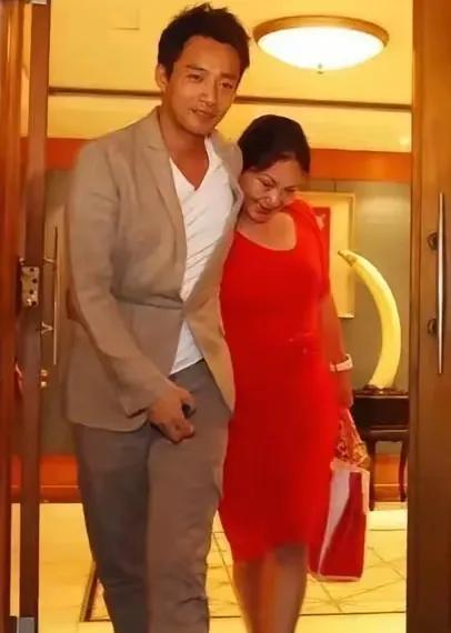 大S没离婚时，她的母亲黄春梅如贵妇。打扮得光鲜亮丽，礼服、旗袍成为了日常装扮，以