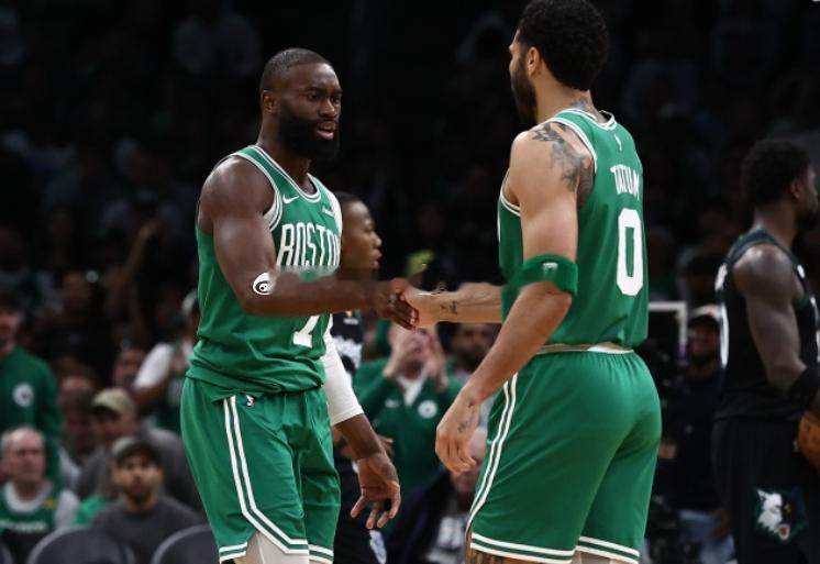 近日，前NBA球员考辛斯在《Gil'sArena》节目中谈到了前绿军双探花。考