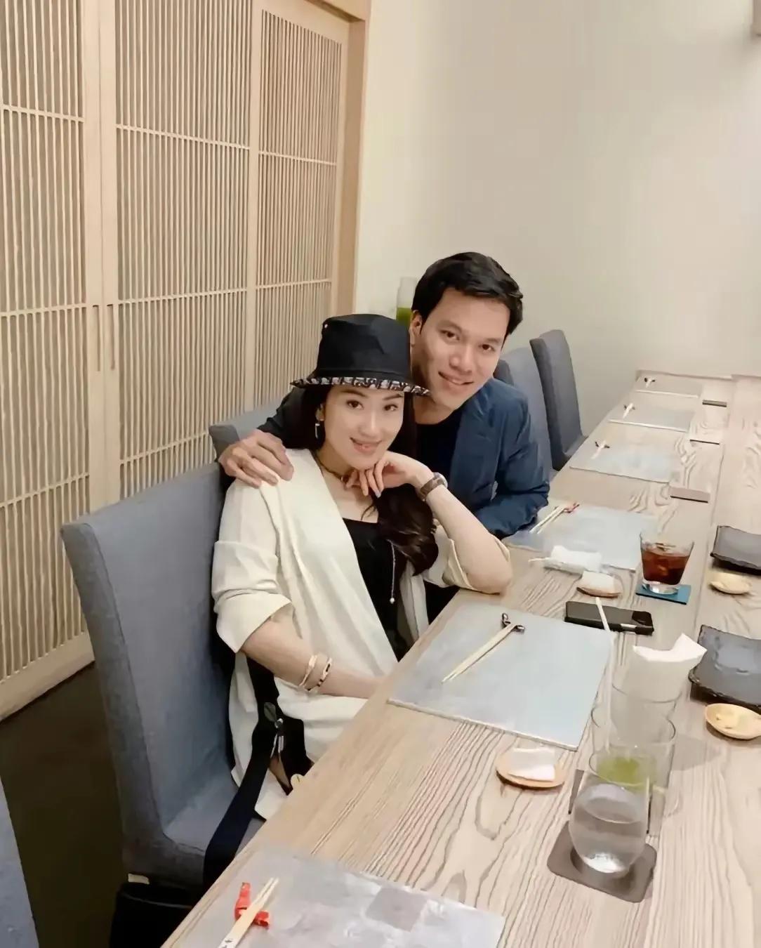 恋爱时期的佩通坦真的是娇柔妩媚，小鸟依人。背靠强大的家族资产，找了一个又高又帅