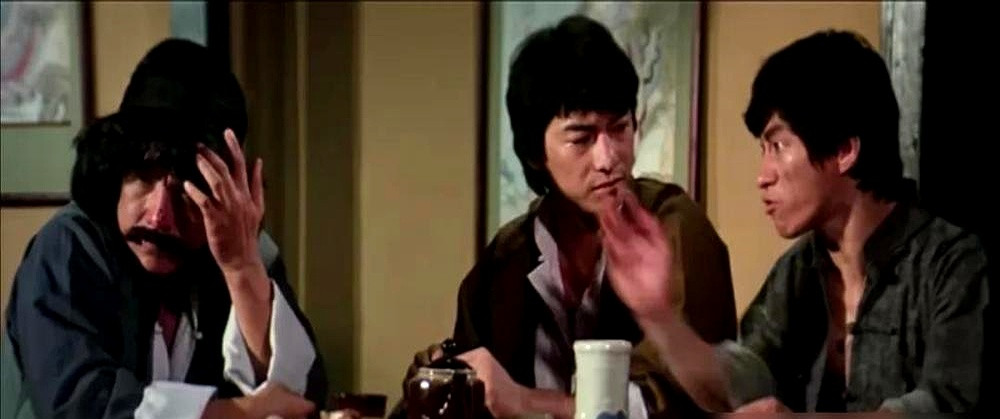 假的，拿我的废片，找个替身拍的。这话是成龙2025年亲口说的，说的就是1983年那部《龙腾虎跃》。当