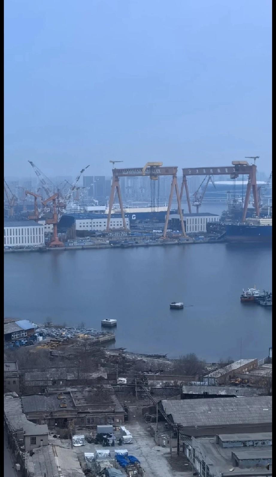 意外！LNG船挪走了一艘，舰艏正处于疯狂拼装中舰艏拼装进入高强度阶段，此前遮