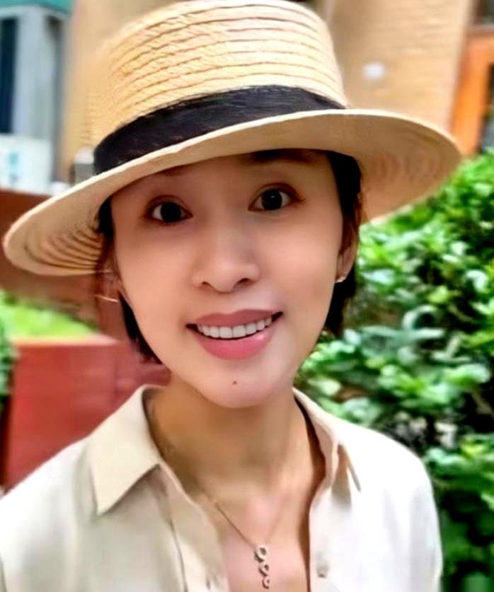 央视“国脸”的光环说不要就不要了，太狠了！欧阳夏丹，广西桂林人，当年《新