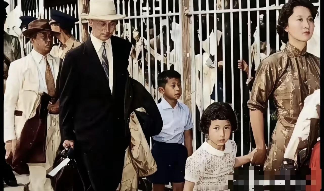 别再把钱学森一家这张登船照，错标成1947年蒋英的上海演唱会旧照了！这是1955