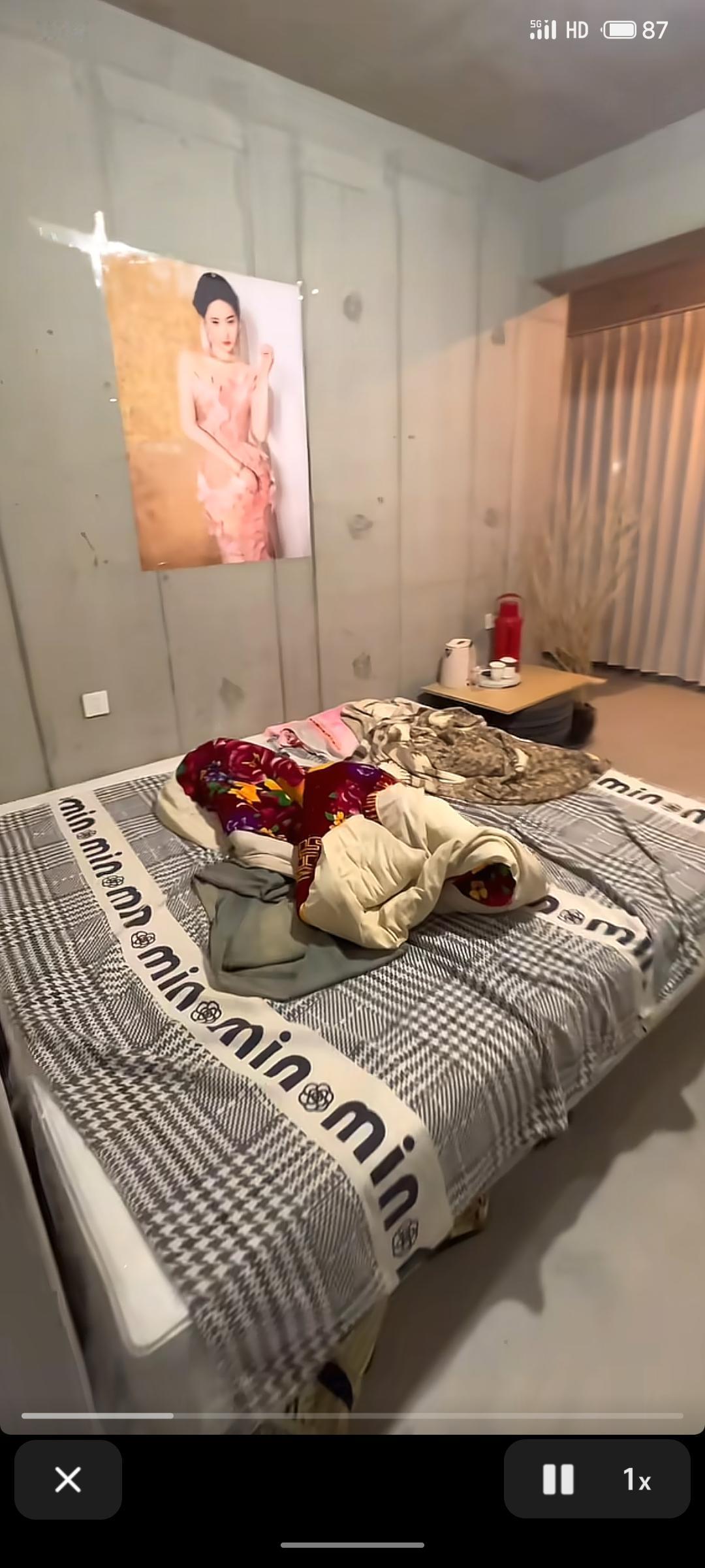 当前年轻独居一代的“公寓叙利亚简装风”。墙壁留白即艺术，纸箱变身高脚凳，管线外露