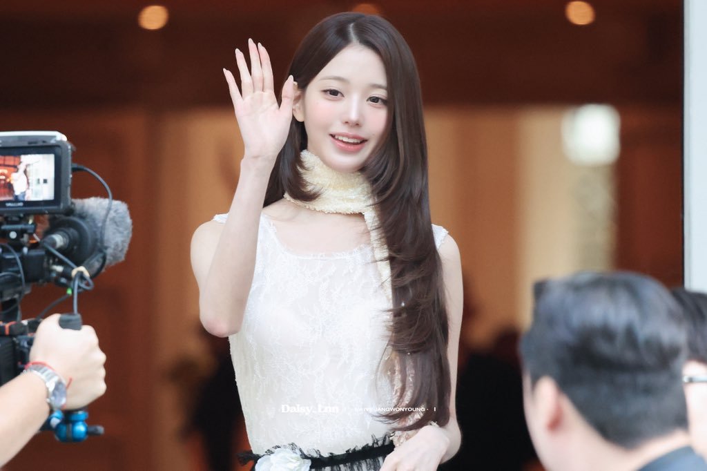 张元英好美张元英亮相巴黎时装周Dior大秀​​​