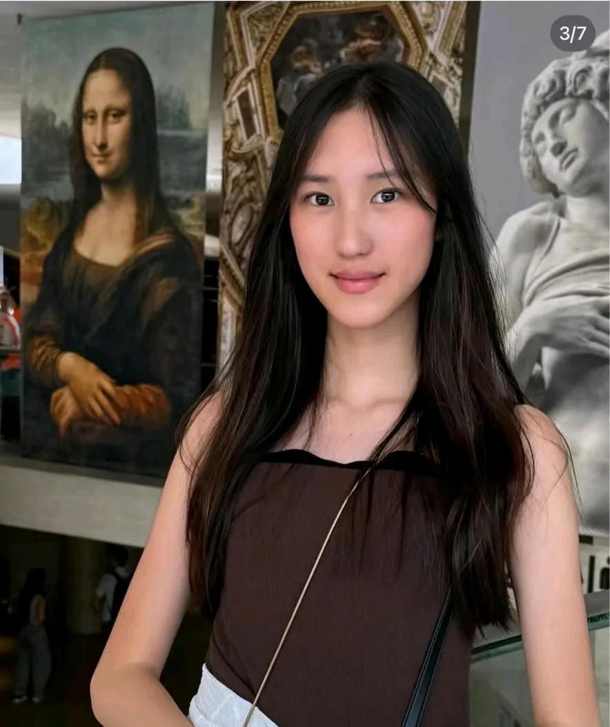 郭可盈林文龙女儿都这么大了，林天若竟然撞脸蒙娜丽莎，与名画拍合照连姿势神态都很像