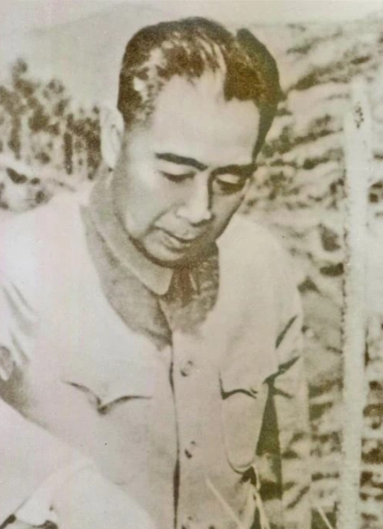 1938年武汉会战尾声，有一次白崇禧的车子坏了，与周恩来不期而遇，不得已上了他的