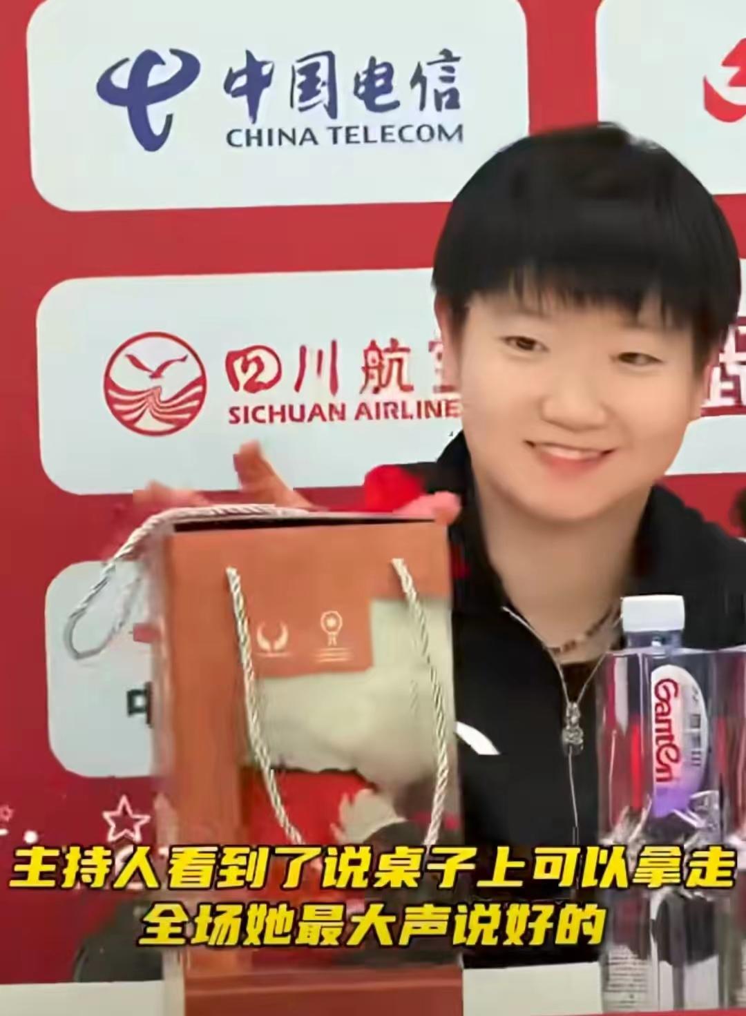 刚拿到就送人？孙颖莎颁奖礼后一举动，太暖心！就在这时，暖心的一幕发生了——走