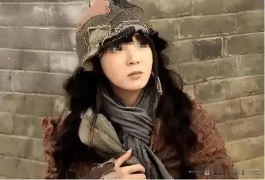 79年我收留了一个逃荒女人，半夜她钻进我被窝，后来改变我一生这辈子最后悔又