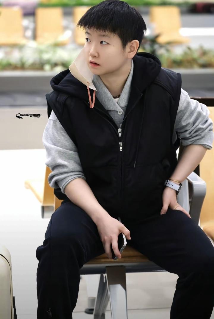 孙颖莎这组正面照也太好看了吧，真的越看越上头！她安安静静坐在那儿，乖乖的特