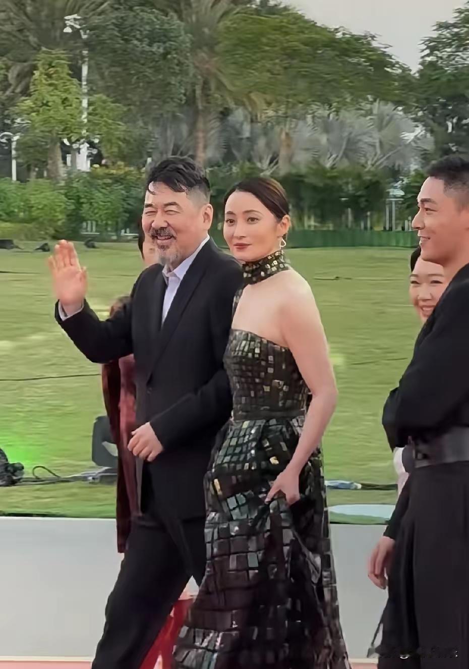 瞧！陈建斌那胡子拉碴的模样，小眼睛眯缝着，看上去既邋遢又带点小猥琐。陈建斌和蒋