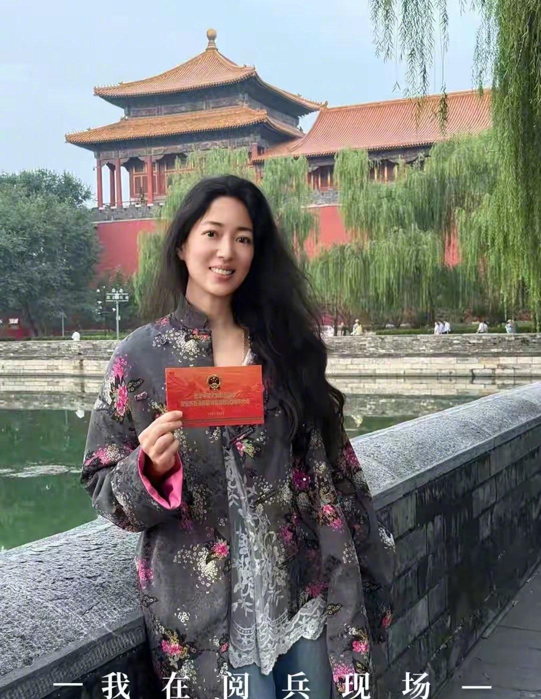 马来西亚首富女儿郭惠光受邀看阅兵，直言感动与震撼。郭惠光在观看了阅兵后写下了一篇