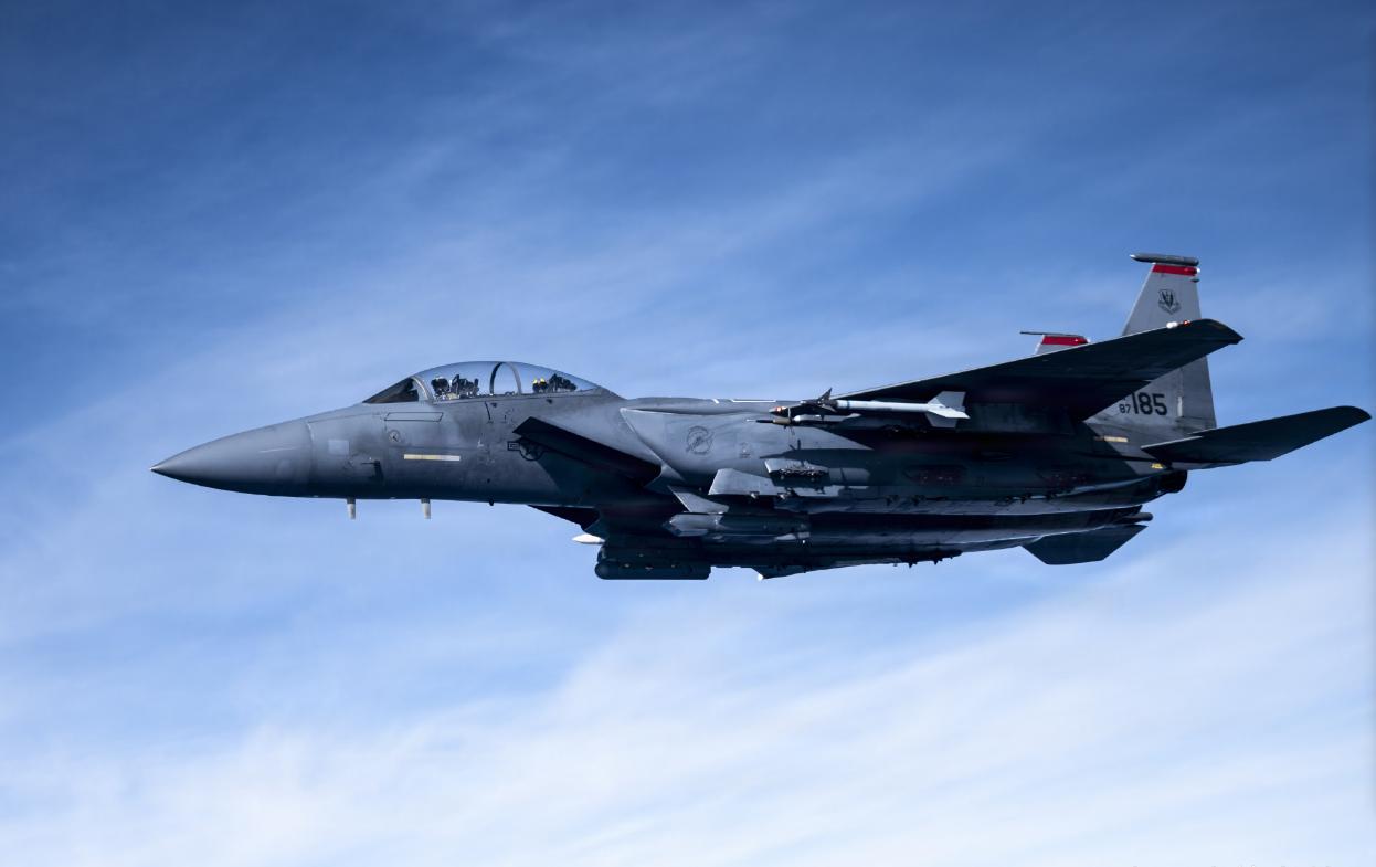 泽连斯基这次真要流泪了。美国今年要淘汰20架F-15E战机、6架F-16战机、2