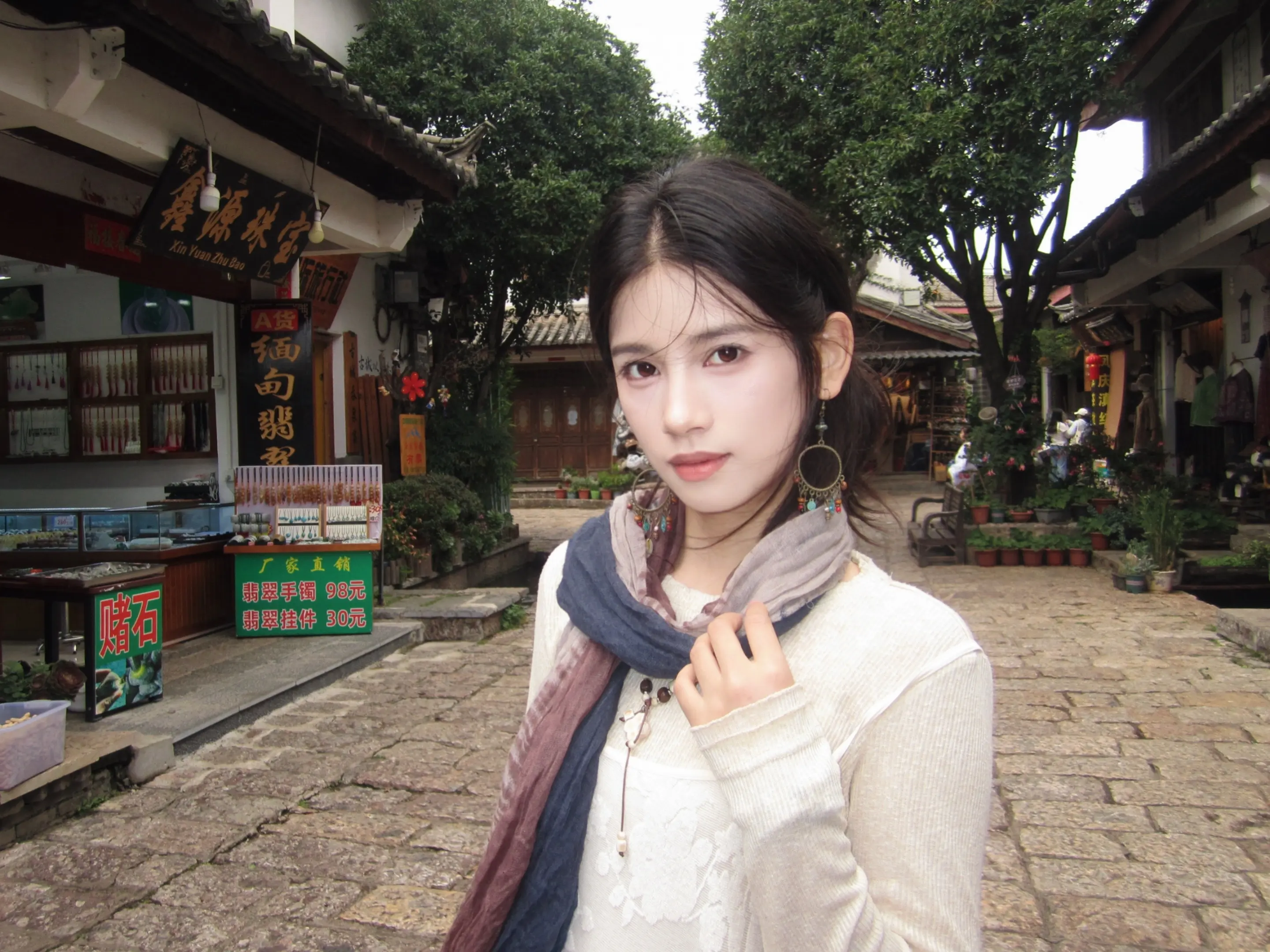人的眼泪总是向下 怎样仰望才能。接住悲伤呢