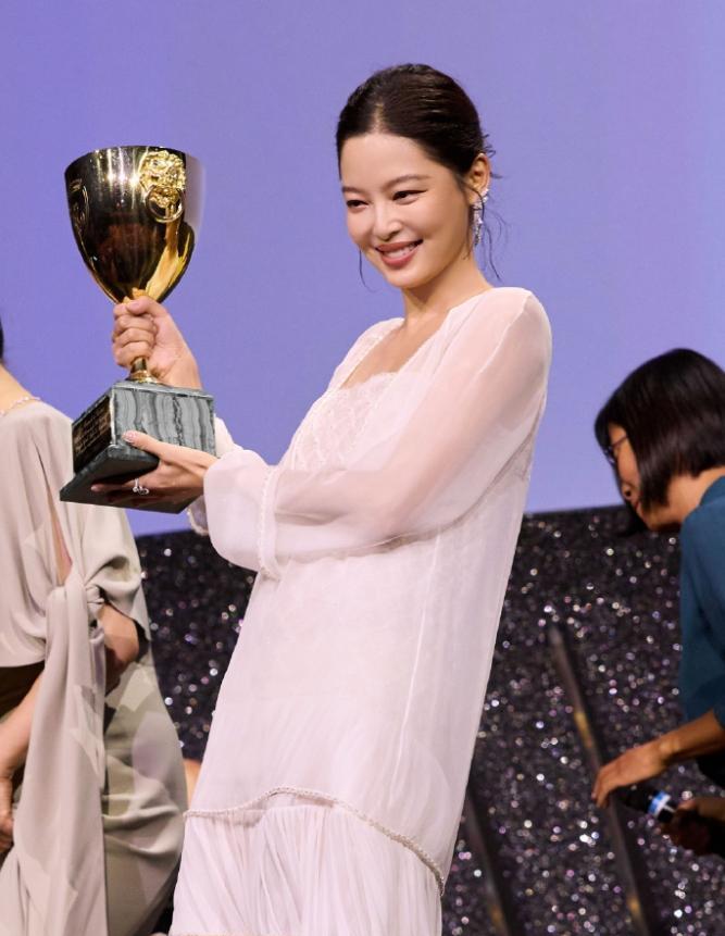 奢牌真的爱电影咖辛芷蕾官宣威尼斯之后，香奈儿就给安排了嘉人和elle两本主流女