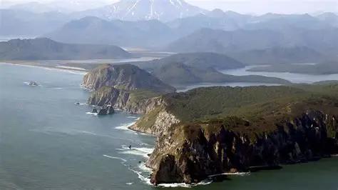 普京这辈子头一回踏上南千岛群岛，日本从上到下就炸了锅。首相开记者会喊“绝对无法接