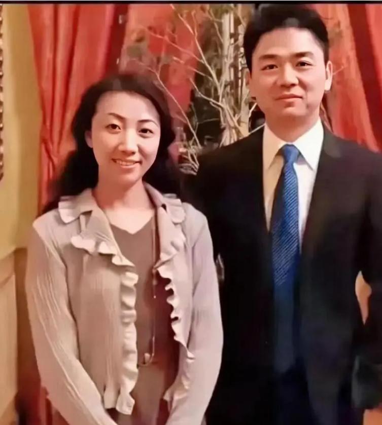 1998年，刘强东和龚小京在一起时，遭到龚小京父母的反对:“你一个高材生，不去考