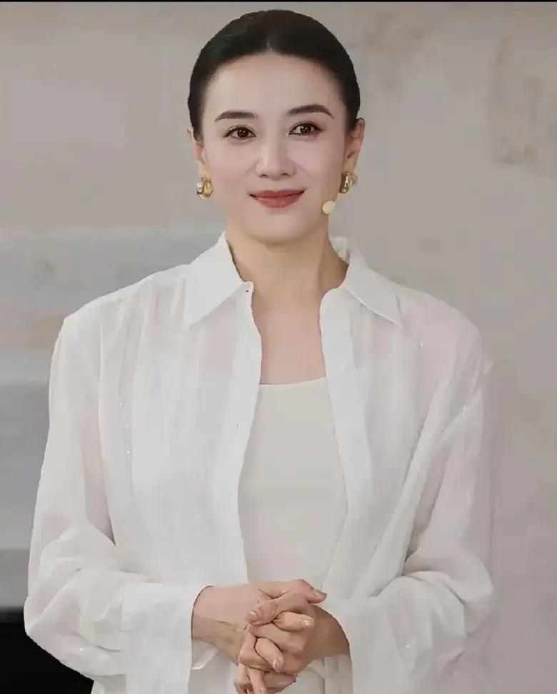 宋佳说了个大实话，圈里都炸了。她说现在全行业开机率只剩30%，连她这种金鸡白玉兰