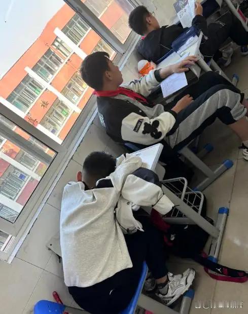 当学生在课堂上闹翻天，尘埃落定之后，第一时间想到的问题总是：到底该谁来“救场”？