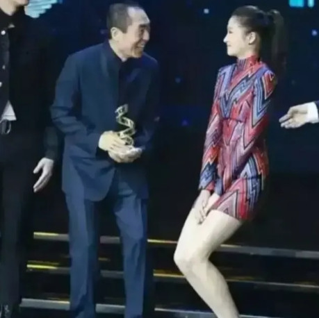 一次活动上，关晓彤见到张艺谋，吓得赶紧把双腿夹紧向下蹲，张艺谋看了很是不解：“我