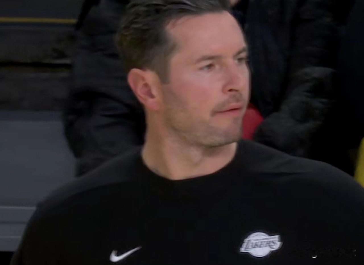 真迷！雷迪克为何不叫暂停啊！第四节最后16秒，东契奇关键三分球犯规被6犯罚下