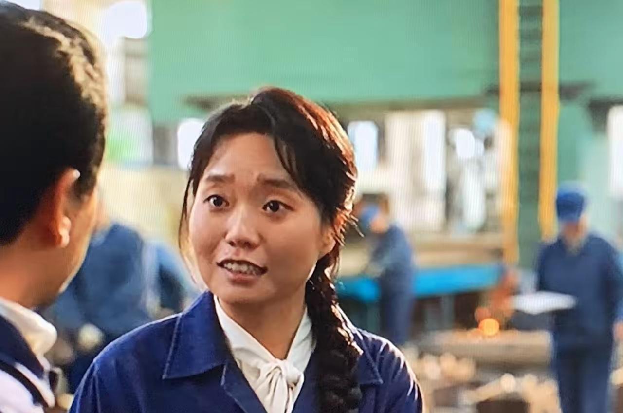 李雪琴的戏，看得我脚趾抠地。不是不好笑，是太像在车间里讲脱口秀了。观众说她演