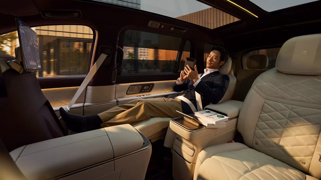 蔚来ES9图1这个桌子，比较好奇是怎么搞出来的，中间的好理解，扶手箱拉出来，但