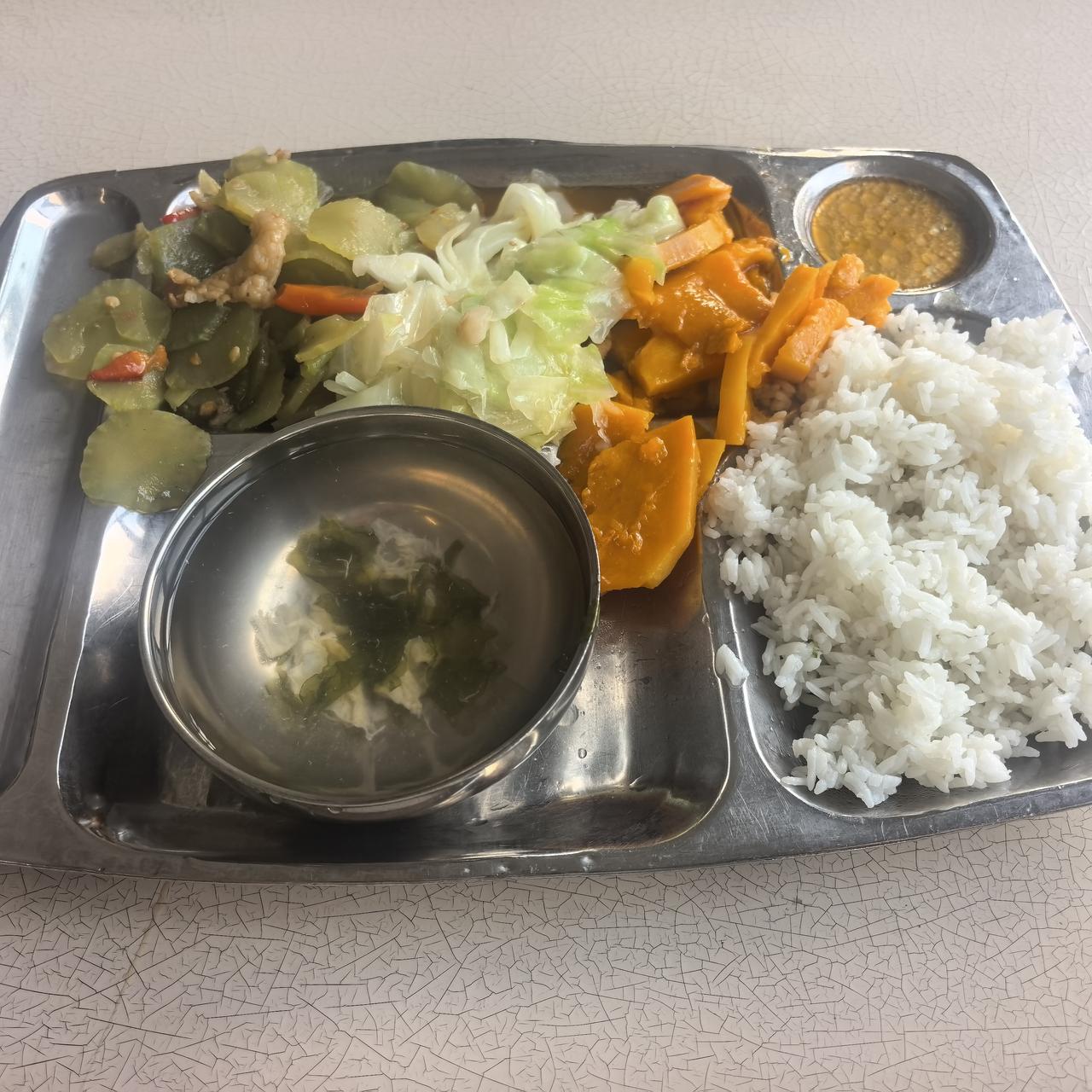 周末临时被喊来加班，忙起来连时间都没概念，一转眼就到了饭点。免费加班的快乐，必须