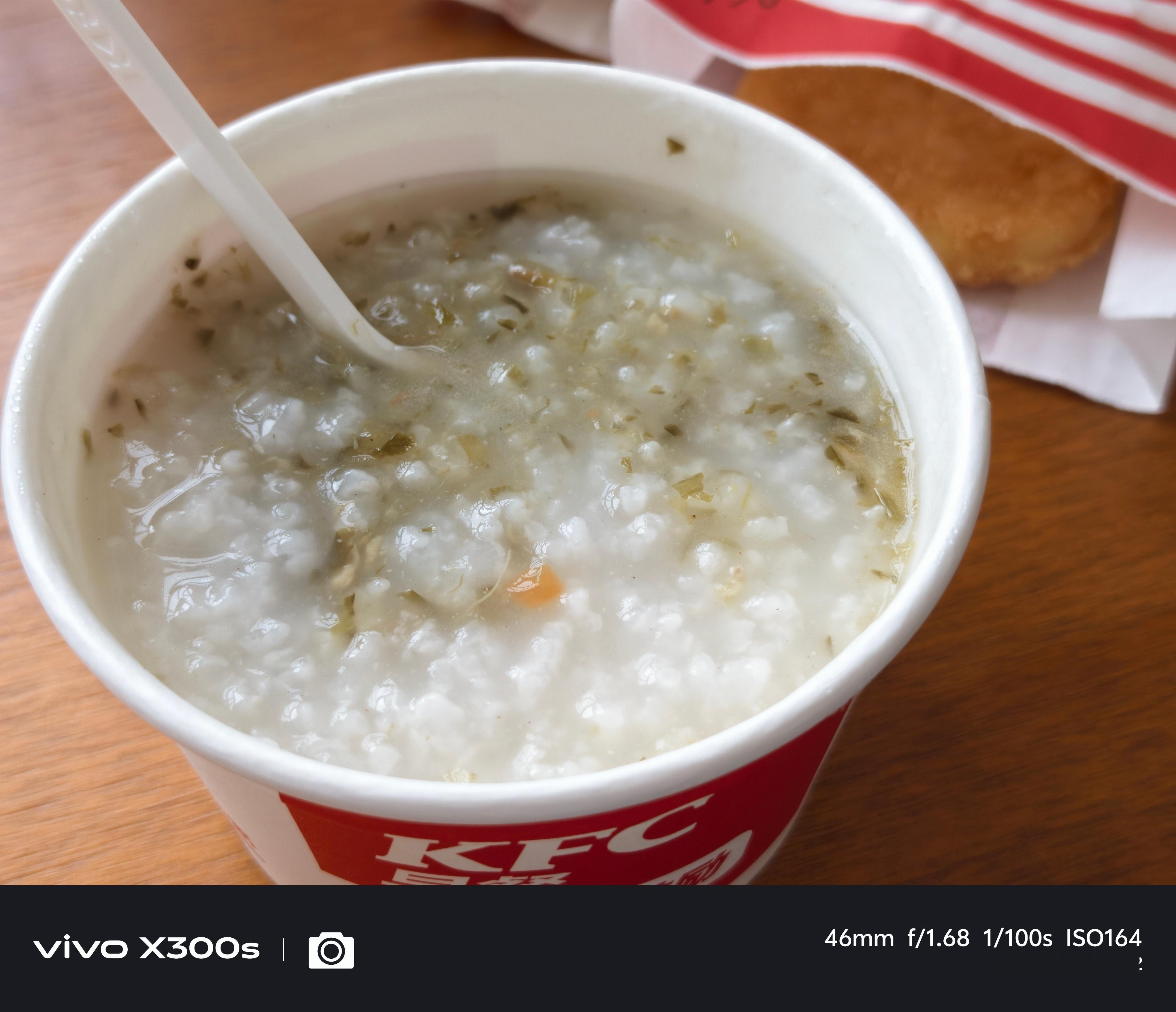 大周六，吃好点犒劳一下自己，点了一份23元的早餐……雪菜粥、油条、小笼包、薯饼都