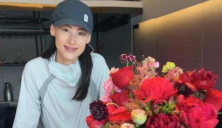 梁洛施母亲节晒娃，16岁长子身高碾压！网友酸了：这哪是妈？分明是姐妹！“妈呀，
