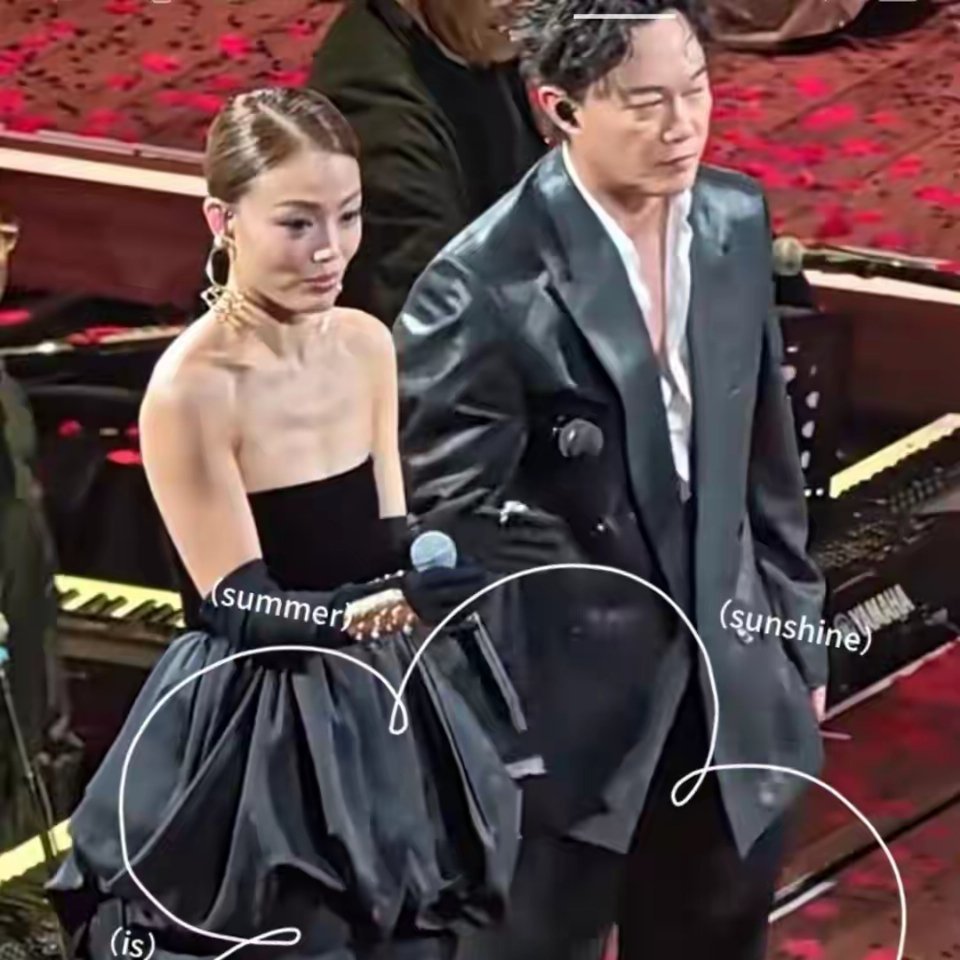 46岁容祖儿近照曝光，瘦到连衣服都挂不住，没有一点女人味了​​​
