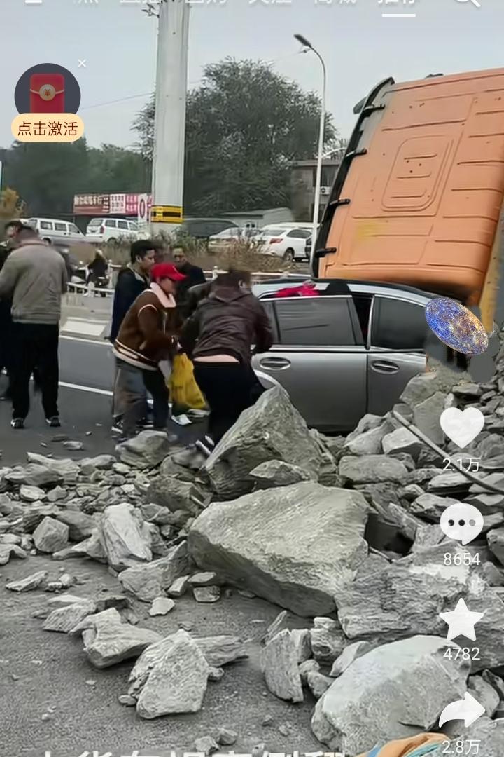 大货车侧翻了，这事儿到底该赖谁？就刚才刷到的视频，心都揪起来了——大货车