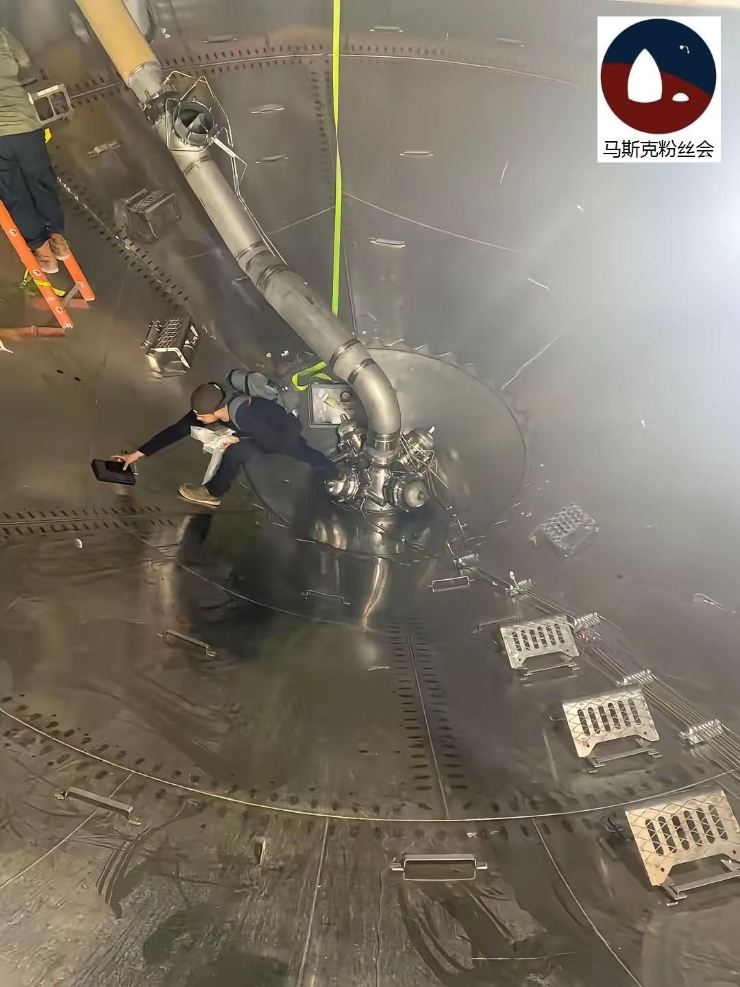 马斯克大星舰的内部，你看过没？来看看，是这样的。巨大的不锈钢内腔。