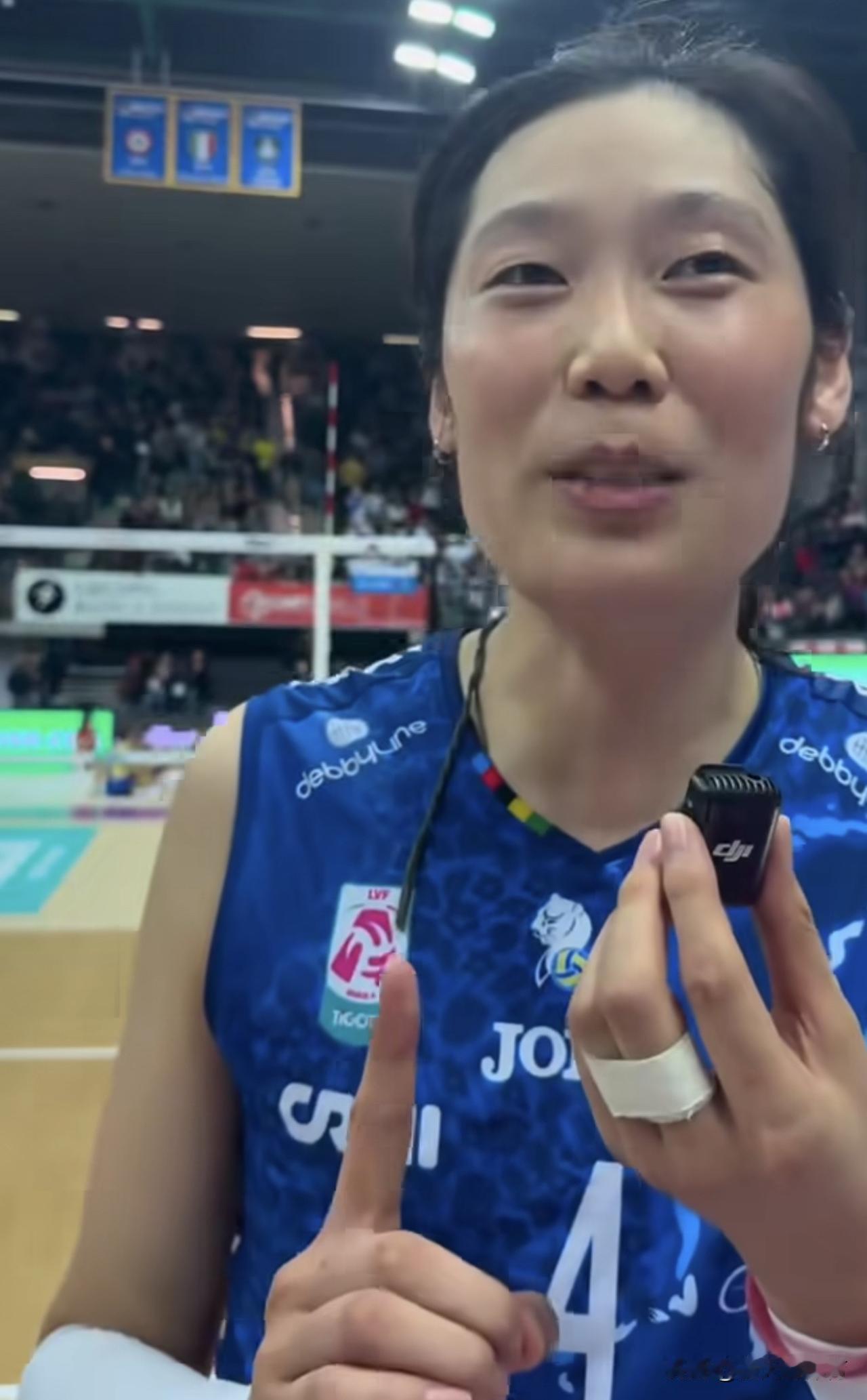 朱婷拿下单场MVP后格外开心，果然拿了再多的MVP都不嫌多啊！赛后朱婷接受了记者