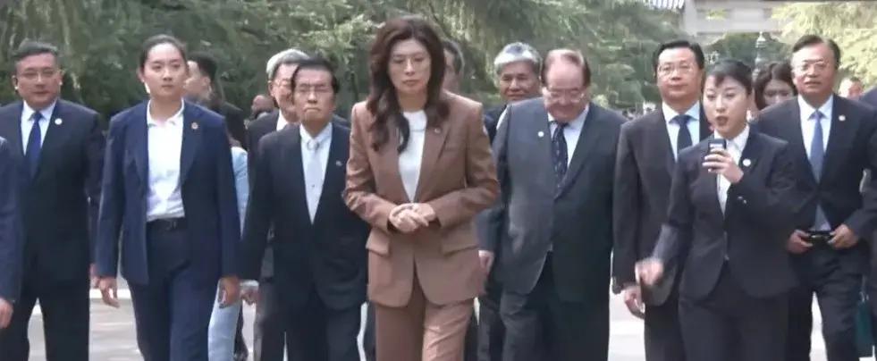 中国第一女保镖严月霞又火了。严月霞担任国民党主席郑丽文的贴身保镖，负责郑丽文