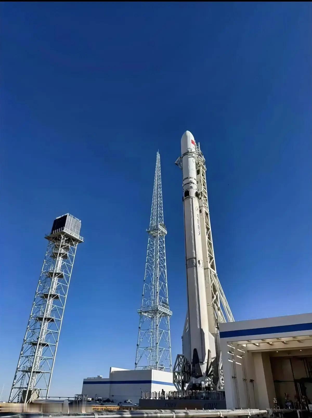 妥妥的年底冲业绩啦！“长征”12A已经矗立在酒泉发射场发射架上多日了，目前信息显