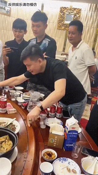 公司饭局的随机奖励，小伙子运气太好了！