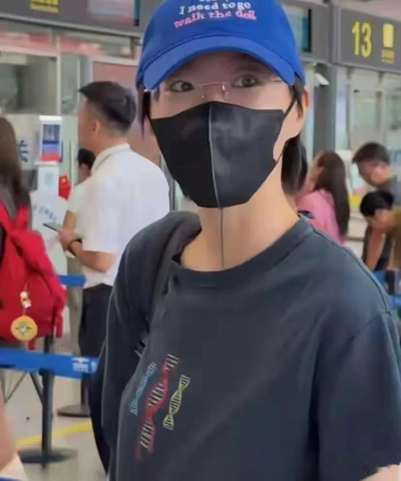 王菲飞云南跟两个女儿一起过57岁生日！谢霆锋缺席，李亚鹏却在云南。王菲戴着“老