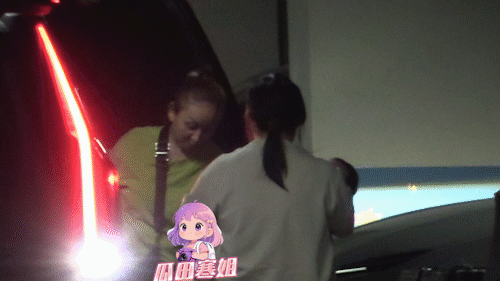 徐艺洋妈妈带着婴儿回家25日，网传一段徐艺洋妈妈和抱着婴儿的保姆回家的视频，引