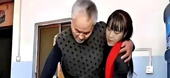 广西南宁这事儿，挺扎心。58岁的张大爷，老伴走了快三年，屋里冷得连电视声都像在