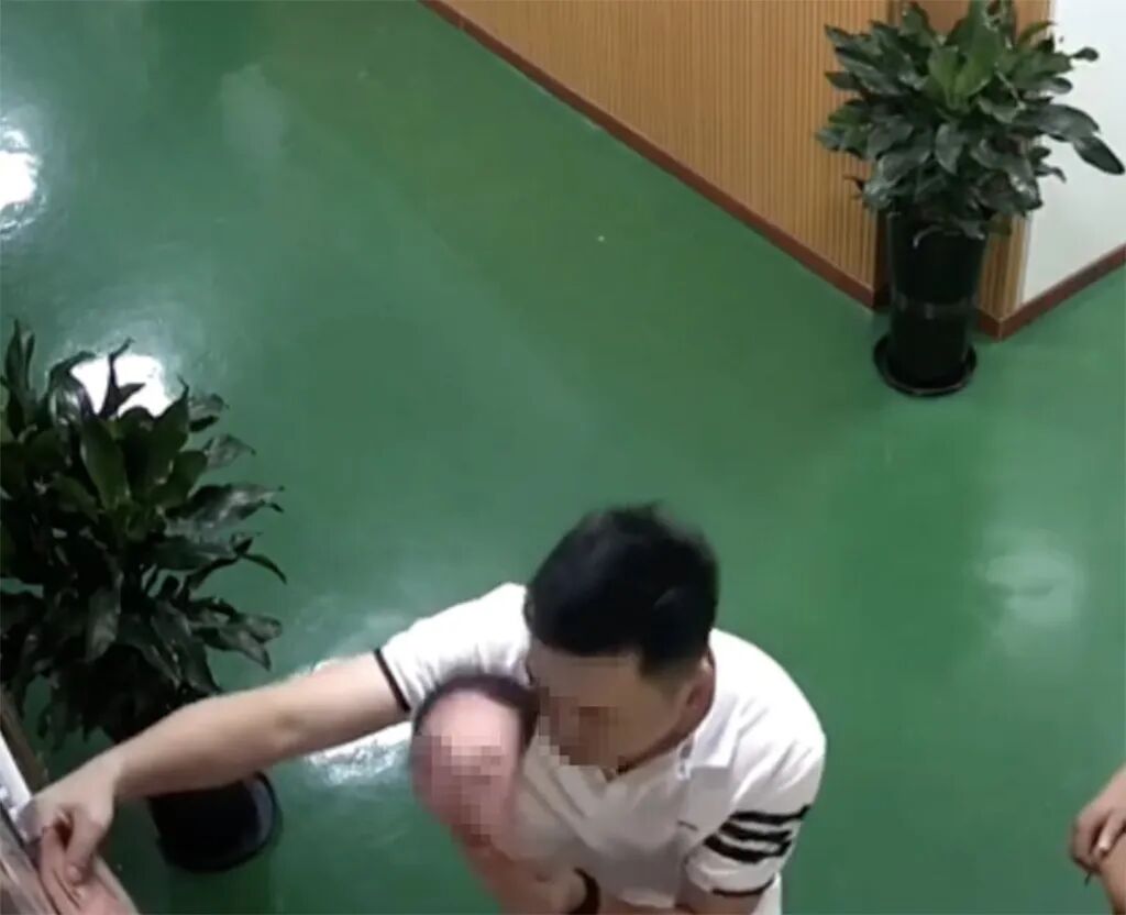 多名干部, 被指用人脸面具“刷脸”考勤打卡