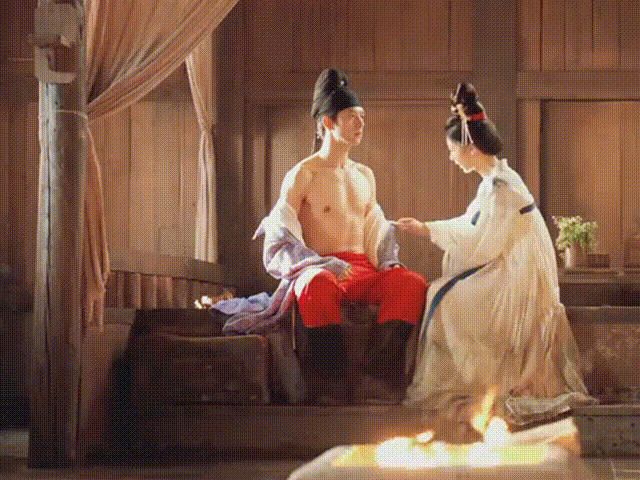 李现裸上身镜头李现裸上身的镜头，这身材管理堪称男明星典范，每一块肌肉都在我的心巴