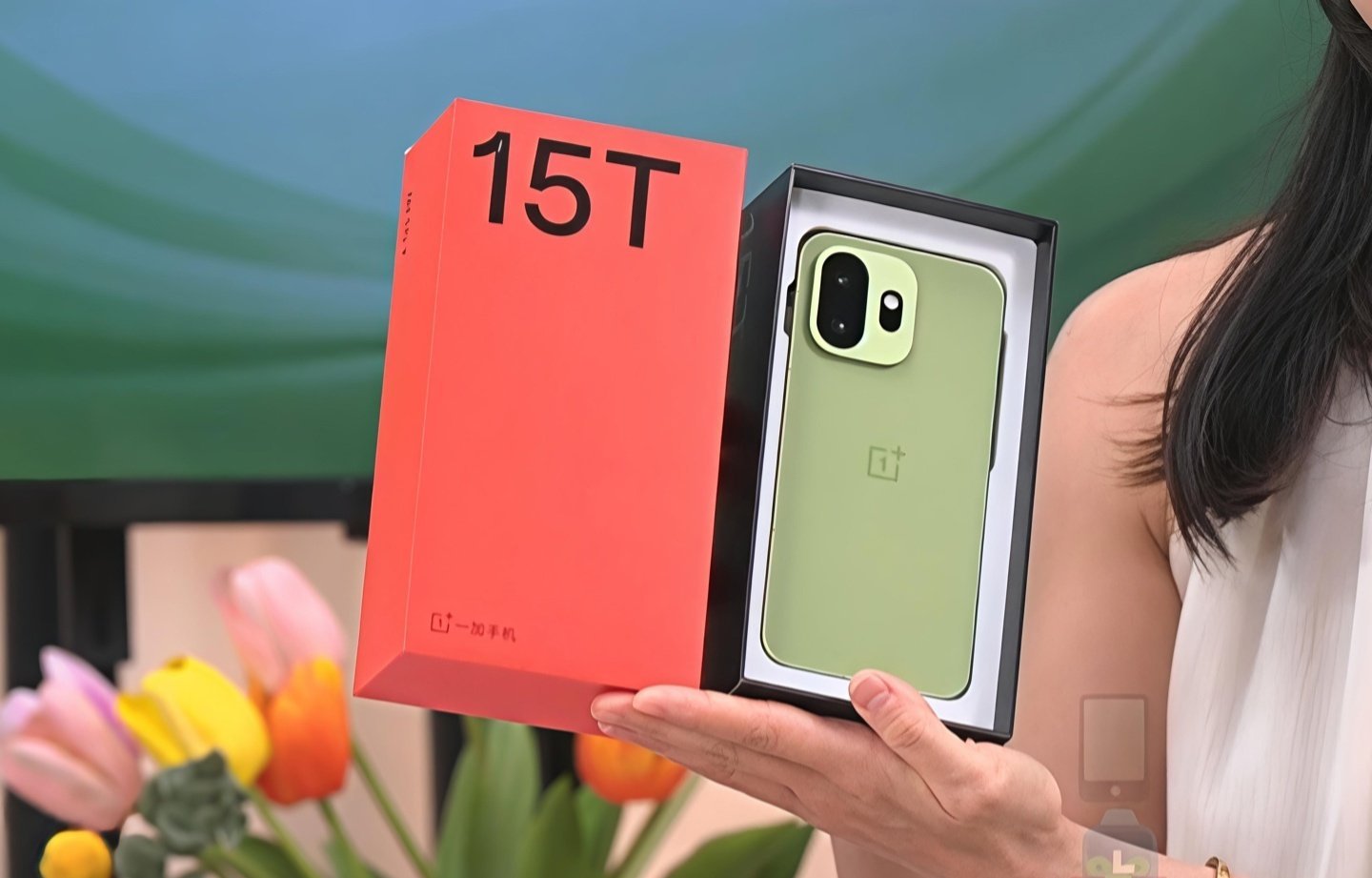 【一加15T真机首次亮相：采用6.32英寸小直屏，本月发布】一加15T