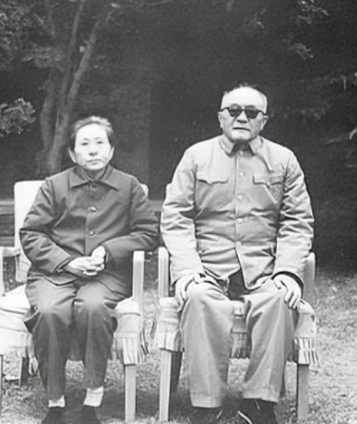 1941年，黄克诚迎娶23岁的女学生唐棣华，结婚前，黄克诚对她说：“你不能因为男