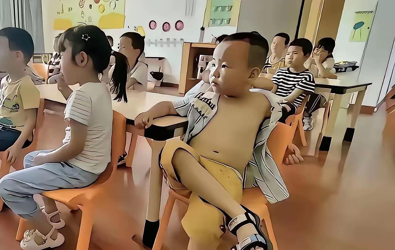今天幼儿园的老师给我打电话说:把你儿子领回去吧，你这孩子我教不了。我问她怎么了？
