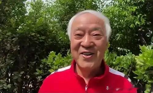 冯巩前搭档77岁牛群显苍老，网传因侯耀华“顶位”闹掰，连恩师常宝华大师葬礼都没去