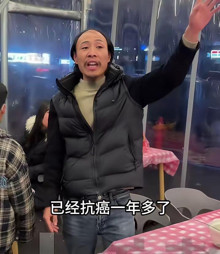 华西医院门口的小面馆这一幕，看哭了多少人[哭哭]2月9日，成都华西医院附近面馆