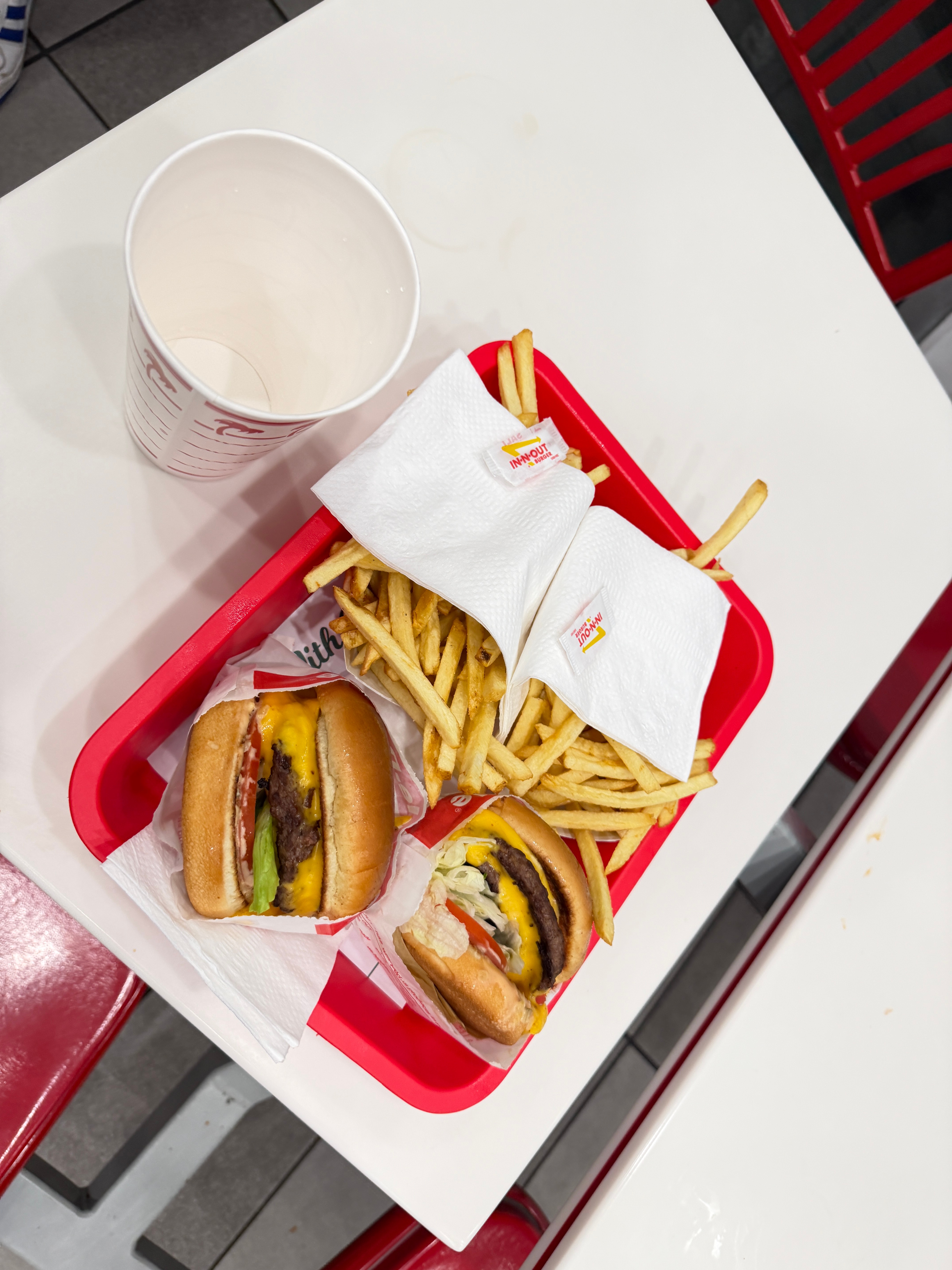 大半夜饿醒了。跟出来找吃的，就近来点了两份汉堡套餐，29美金～因为我们刚在便利店