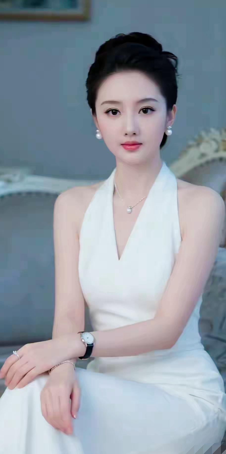 轻纱拂面，静坐思悠。