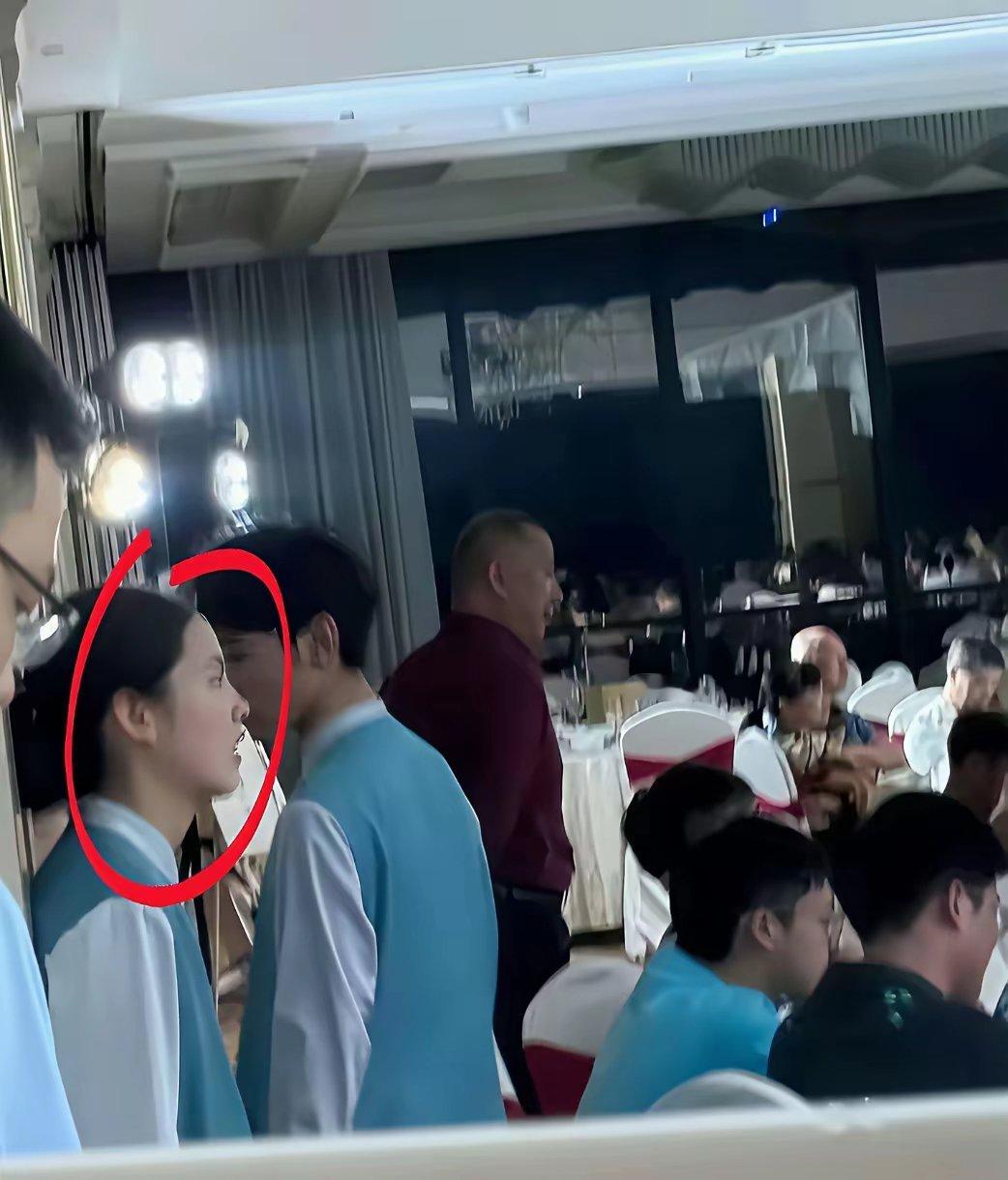 谁能想到这个服务员，将来会成为内娱顶流啊